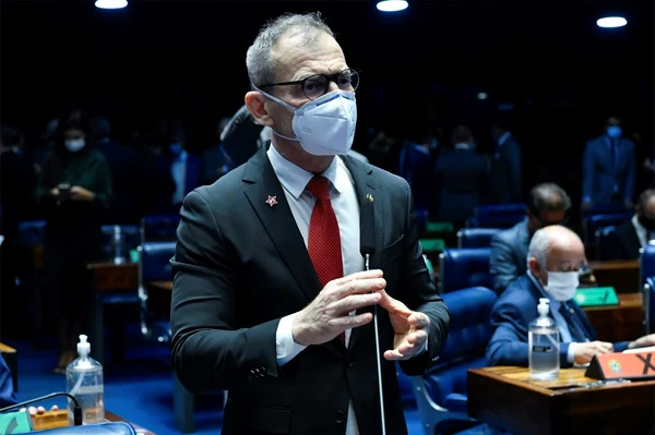 Insatisfeito com Casagrande, PT deve lançar Contarato ao governo do ES