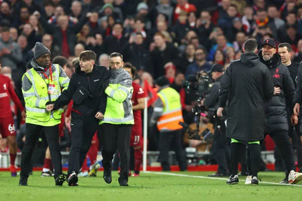 Torcedor do Liverpool que invadiu o campo sofrerá punição severa