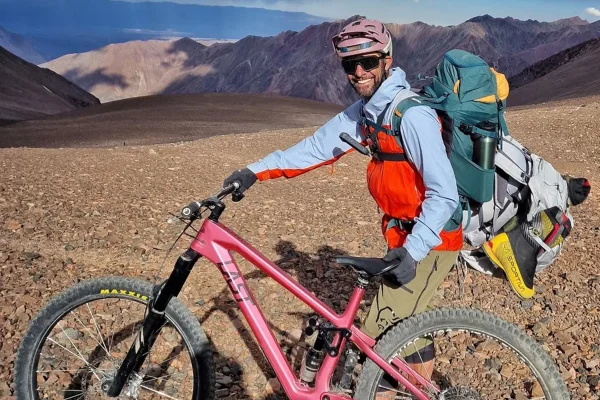 Influencer de ciclismo, Andreas Tonelli morre aos 48 anos ao cair em região de montanha - Metrópoles