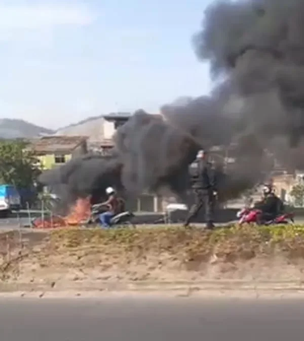 imagem colorida com manifestação de moradores na Avenida Brasil contra operação da PM - Metrópoles