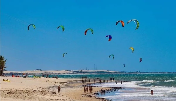 Foto colorida da praia de Cumbuco