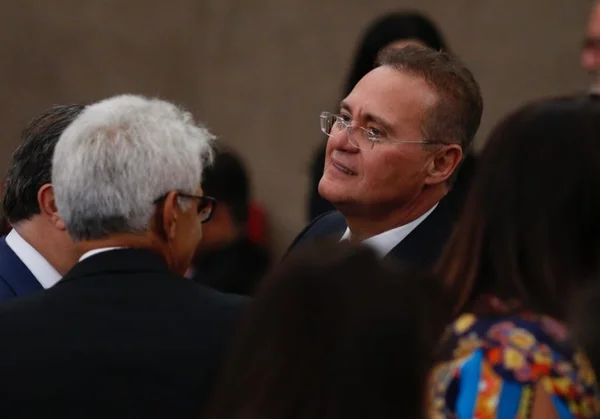 Senadores anti-Renan lançarão candidaturas e tentarão voto aberto