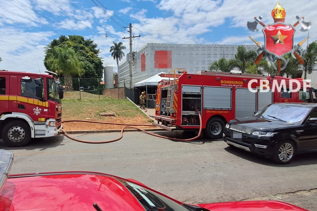 Incêndio em casa de festas no DF deixa homem intoxicado por fumaça