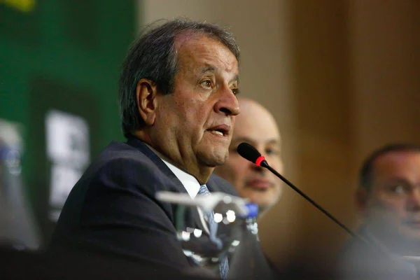 Presidente do PL, Valdemar Costa Neto declara oposição do PL ao governo do presidente eleito Lula durante coletiva de imprnesa. Ele fala em microfone, gesticulando e com painel atrás nas cores verde e amarelo - Metrópoles