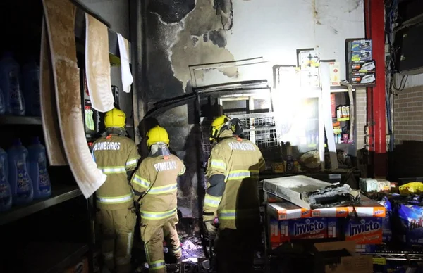Incêndio atinge supermercado em São Sebastião