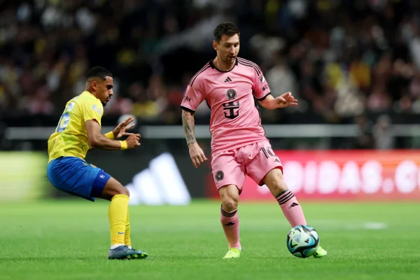 Imagem colorida de Messi em amistoso contra o time de Cristiano Ronaldo- Metrópoles