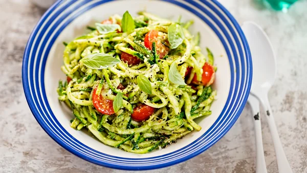 Espaguete de abobrinha com pesto: um almoço leve e refrescante