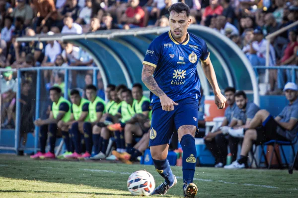 Jogador da Aparecidense em partida contra o Maricá na Série D