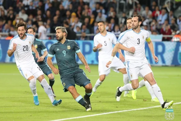 Argentina e Uruguai empatam com gols de Cavani, Suárez e Messi