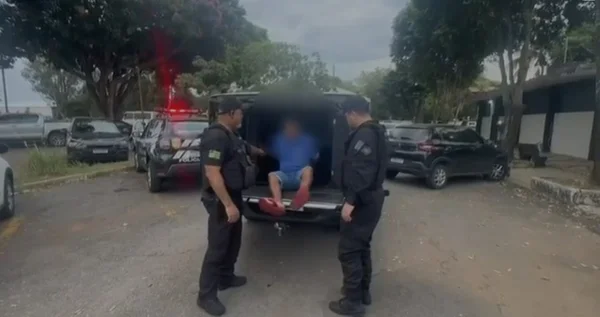 imagem colorida operacao desmonta quadrilha que trocava carros furtados por drogas