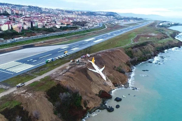 Avião com 168 pessoas derrapa e cai em barranco à beira mar