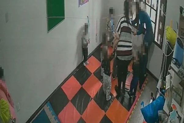 Imagem colorida mostra o momento em que uma professora empurra um aluno de um ano em sala de aula no RS - Metrópoles