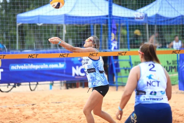Mulheres jogando vôlei de praia no parque da cidade -Metrópoles