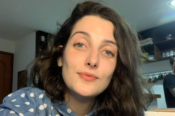 Clarice Falcão lembra apuro em banheiro de amigo: “Fiz cocô no bidê”
