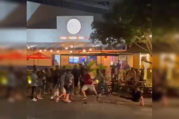 Vídeo: pancadaria em frente a bar de Águas Claras tem socos e voadoras
