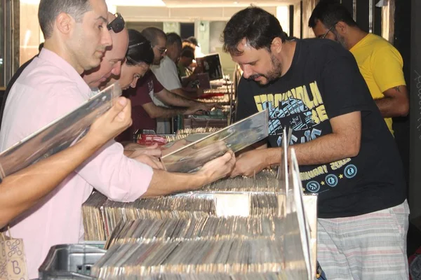 A Feira do Conic voltou, com discos de vinil e muita cultura pop