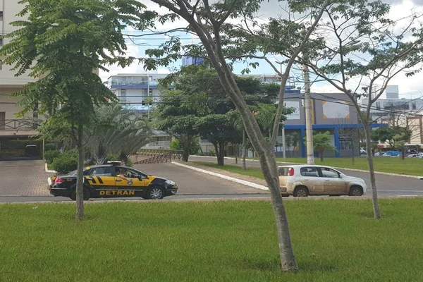 Motorista é flagrada dirigindo com CNH suspensa e R$ 29 mil em multas