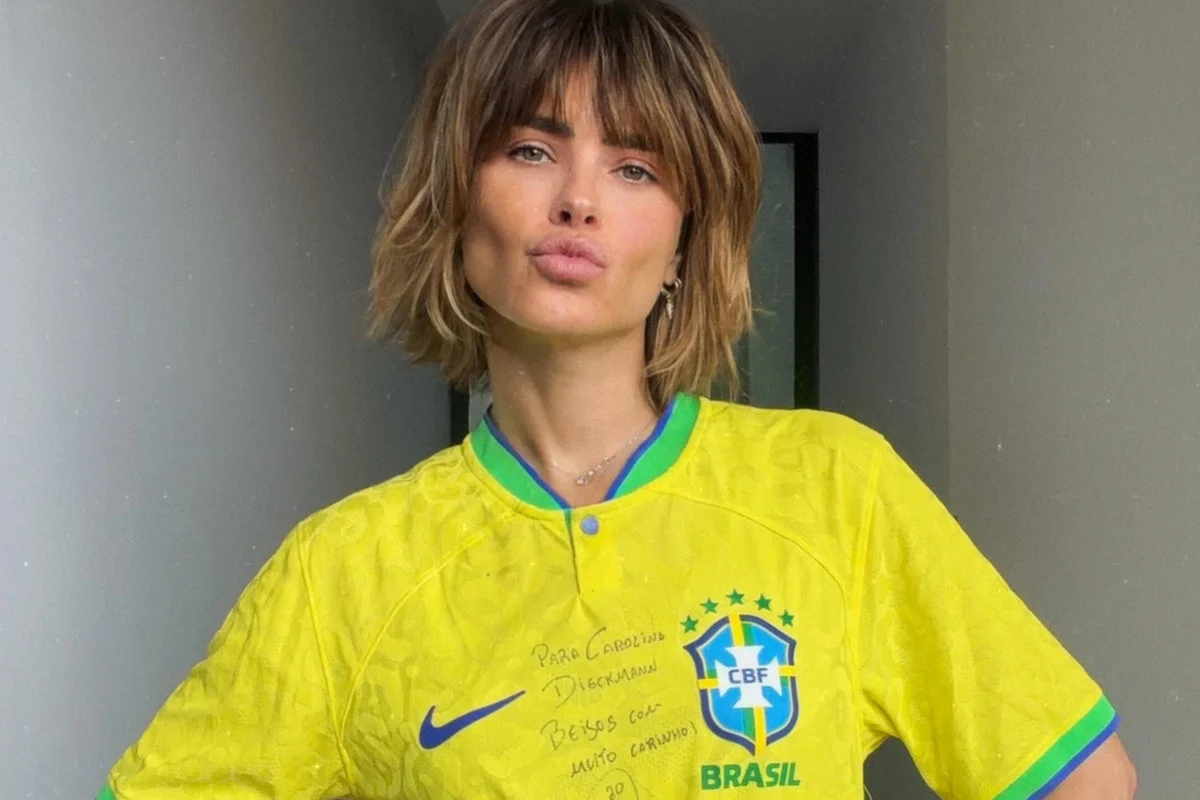 Carolina Dieckmmann posa com a blusa da Seleção Brasileira Carolina Dieckmmann posa com a blusa da Seleção Brasileira