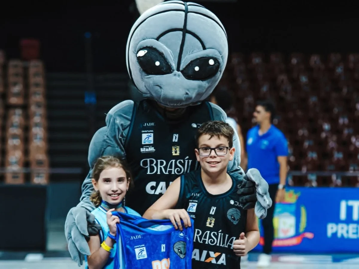 Spooky, mascote do Caixa Brasília Basquete, com torcedores mirins Spooky, mascote do Caixa Brasília Basquete, com torcedores mirins