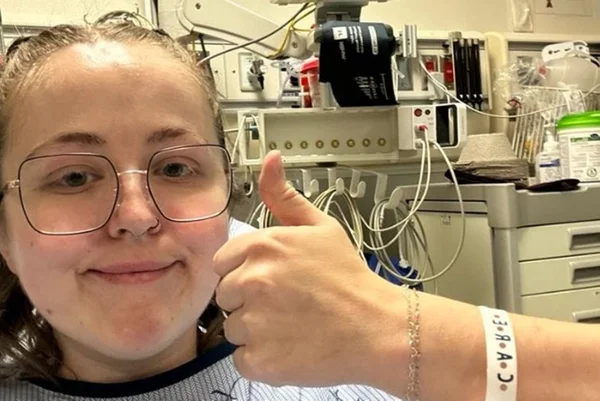 Imagem mostra Kaylee Engle, uma jovem branca, em uma cama de hospital - Metrópoles