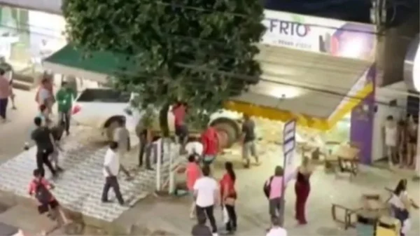 Carro da Defesa Civil invade calçada e atinge mulher no interior de MG
