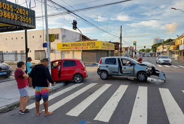 Vídeo: carros em alta velocidade colidem após motorista ignorar sinal