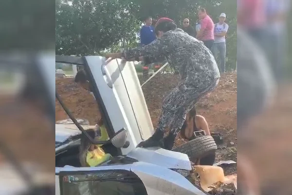 Vídeo mostra policial resgatando mulher que capotou carro no DF