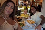 Thammy Miranda e Andressa Ferreira posam com o filho mais velho, Bento