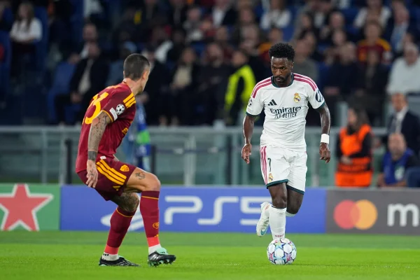 Vini Jr. durante o duelo entre Roma e Real Madrid pela Champions League