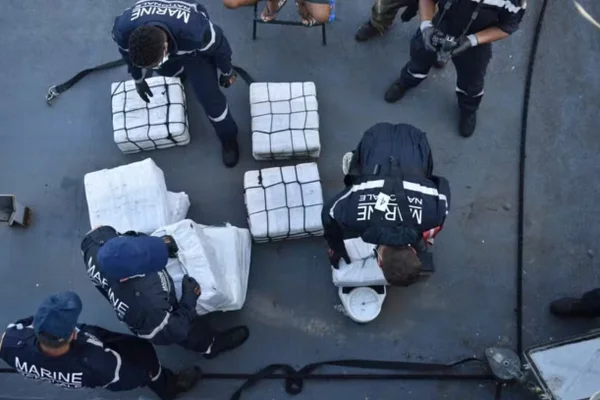 Imagem colorida da Marinha francesa durante a apreensão de 10 toneladas de cocaína - Metrópoles