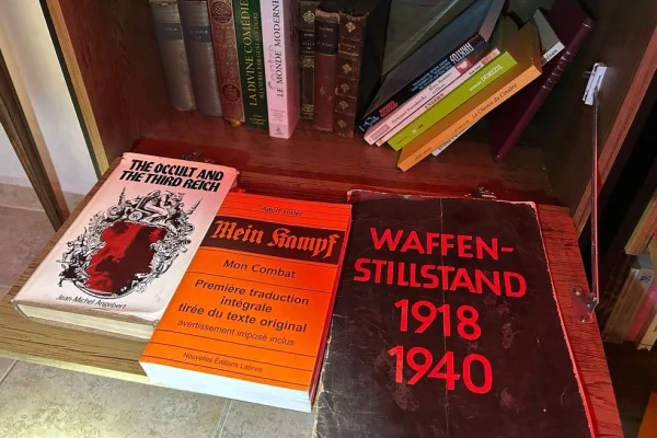 Imagem colorida mostra livros com citação ao nazismo encontrados na casa de um francês investigado pela Interpol no interior de São Paulo - Metrópoles