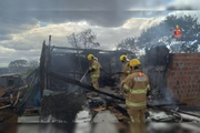 Bombeiros combateram o fogo