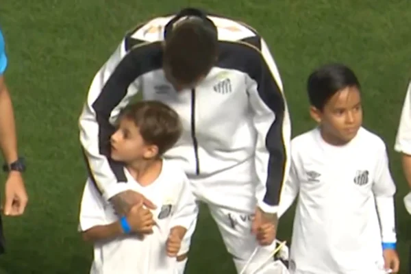 Imagem colorida de Neymar conversando com criança antes do jogo do Santos - Metrópoles
