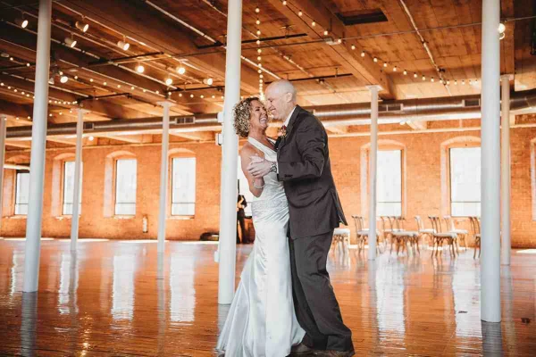 Homem com Alzheimer esquece que é casado e pede esposa em casamento