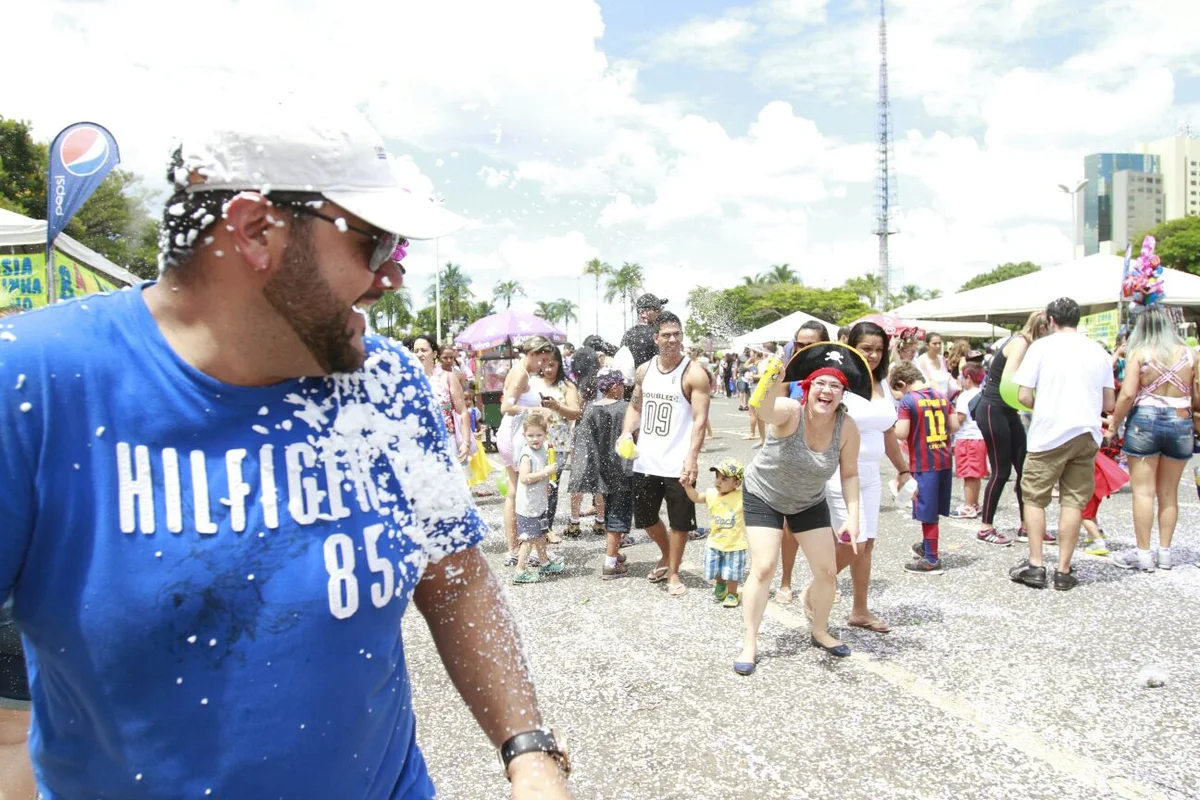 Foliões tomam as ruas de Brasília no segundo dia de carnaval - imagem 4 Foliões tomam as ruas de Brasília no segundo dia de carnaval - imagem 4