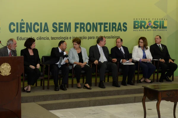 Governo suspende abertura de vagas no Ciência sem Fronteiras neste ano