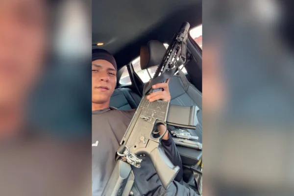 Trio que roubou carro no RJ é preso horas antes de cometer novos crimes - destaque galeria Trio que roubou carro no RJ é preso horas antes de cometer novos crimes - destaque galeria