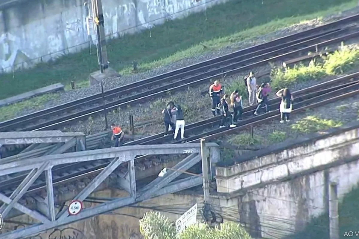 Passageiros andam nos trilhos após falha que interrompeu operação nas linhas 11, 12 e 13 de trens Passageiros andam nos trilhos após falha que interrompeu operação nas linhas 11, 12 e 13 de trens
