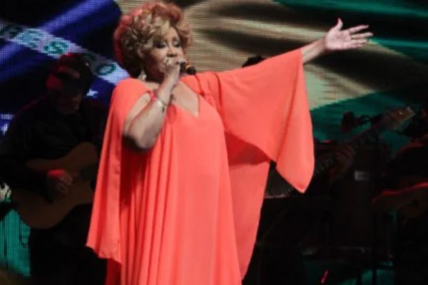Alcione se apresentando em show