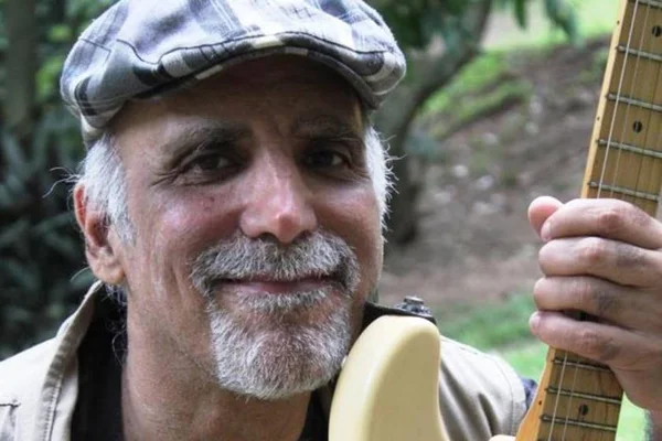Morre aos 61 anos o guitarrista Guto Barros
