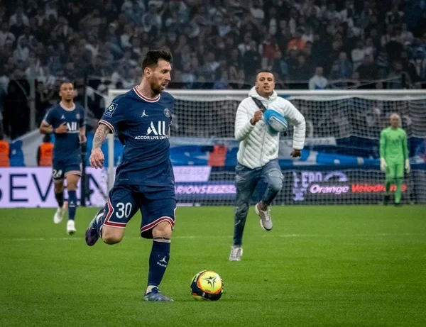Torcedor invade campo em busca de Messi