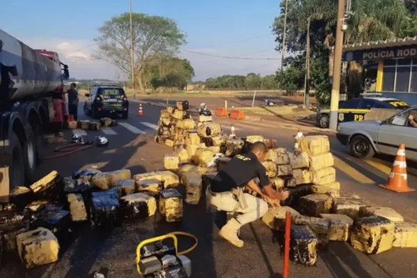 PRF encontra 2,8 toneladas de maconha em caminhão no Paraná