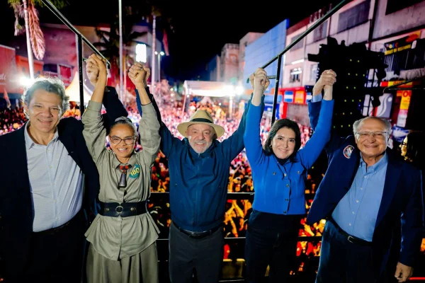 Lula ao lado de Haddad, Marina Silva, Simone Tebet e Geraldo Alckmin, durante discurso em Guarulhos, na Grande São Paulo