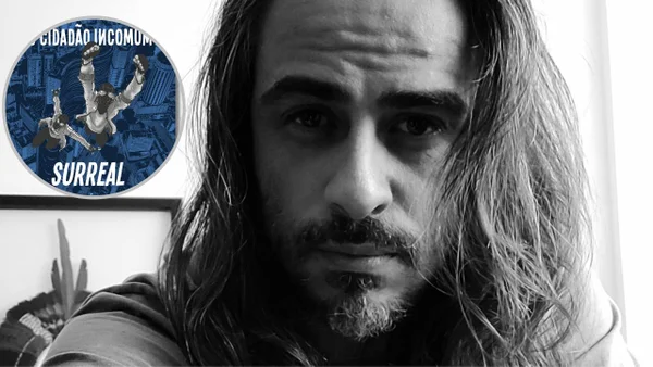 Foto em preto e branco de um homem com barba e com os cabelos grandes - Metrópoles