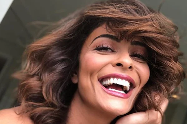 Juliana Paes posa de topless e avisa: “Quem der zoom, vai cair o dedo”