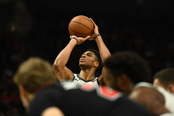 Antetokounmpo comanda vitória dos Bucks sobre Bulls; Heat de novo