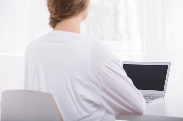 Guerra virtual: vítima e acusado de estupro disputam versões nas redes sociais