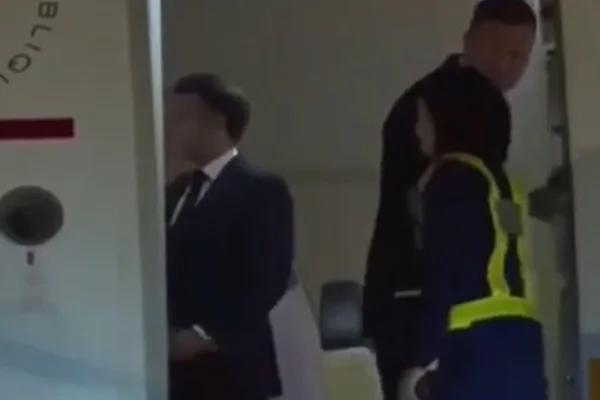 Veja o momento em que Macron é agredido pela esposa Brigitte