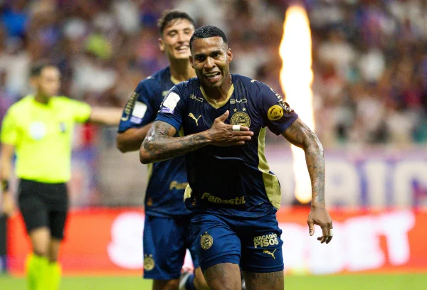 Imagem colorida de Jean Lucas comemorando gol do Bahia - Metrópoles