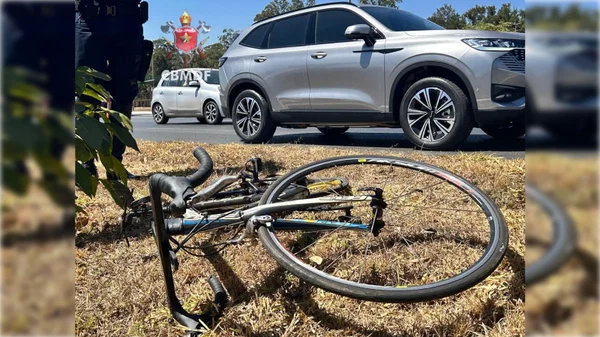 Bicicleta jogada no chão - Metrópoles